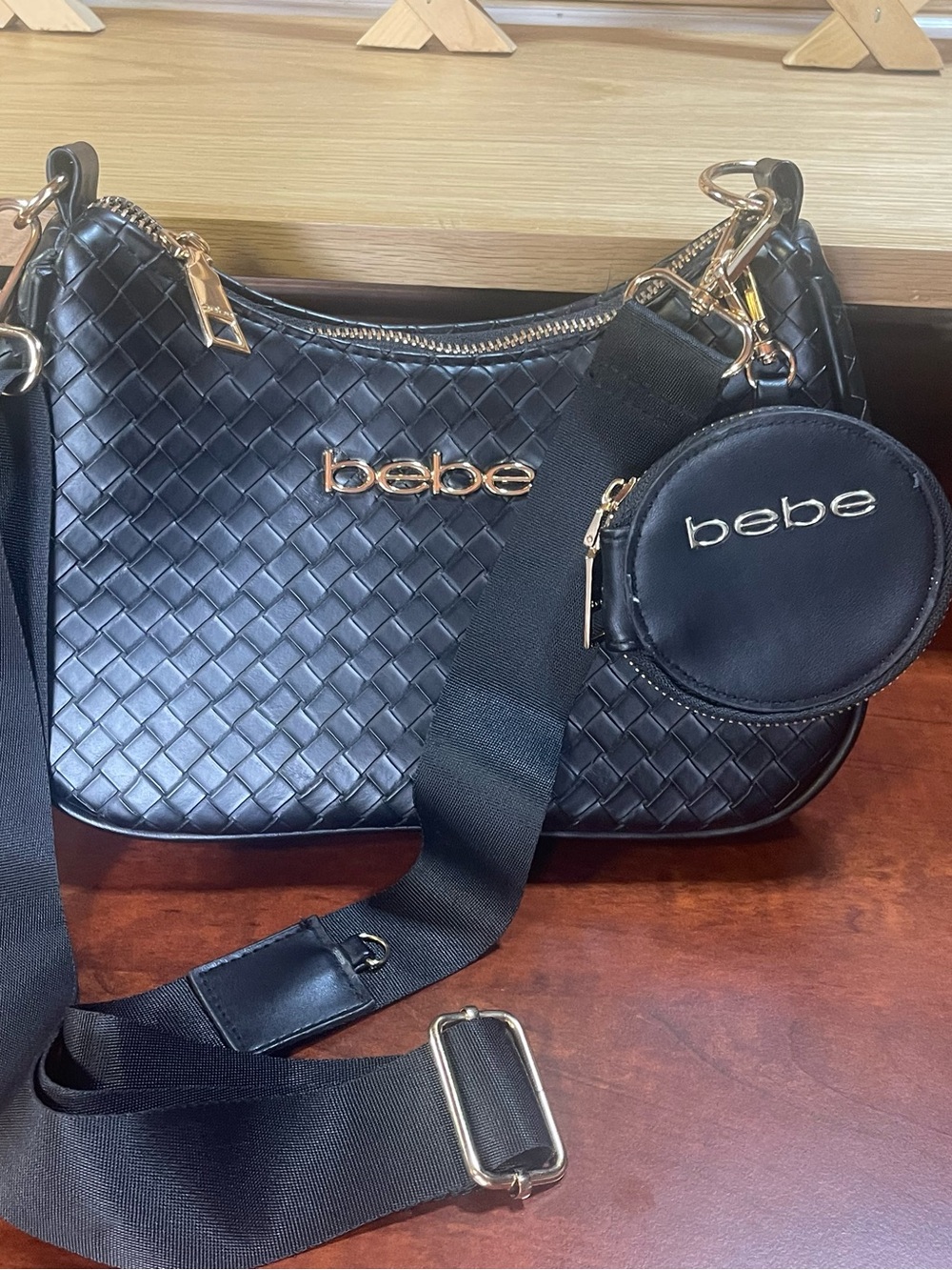 bebe ‘Yara Blk Woven Basket Weave Crossbody Bag / Vegan Leather /EUC /